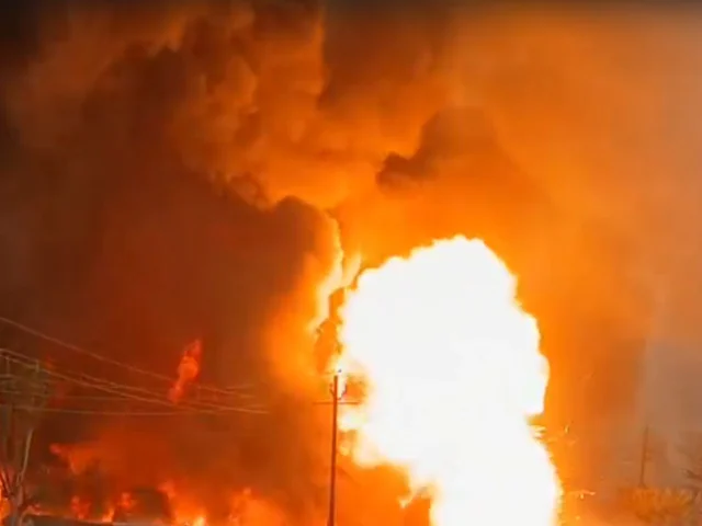 लखनऊ में भीषण आग: विकास नगर के मकान में लगी आग, ऊपरी मंजिल जलकर खाक