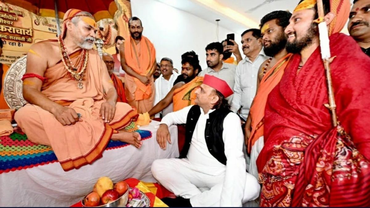 akhilesh-yadav-met-shankaracharya-avimukteshwaranand-lucknow (1)